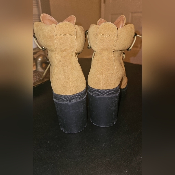 BEAST FASHION Tan platform chunky lace up work boots. Size 7 - Picture 9 of 11